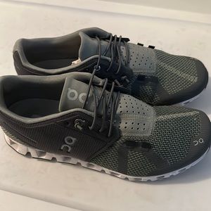 Cute women’s light green and gray ON sneakers hardly worn size 8.5